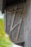 Sig-Rune und Wolfsangel am ehemaligen BDM-Heim (&bdquo;Spittahaus&ldquo;). Die Wolfsangel war unter anderem das Zeichen der SS-Elitedivision &bdquo;Das Reich&ldquo;, die einfache Sig-Rune das Emblem des Deutschen Jungvolks in der Hitler-Jugend, die doppelte Sig-Rune das Emblem der Schutzstaffel (SS).