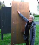 Gerie Voerknecht-Nijkamp weist auf den eingravierten Namen von Gerhard Nijland, ihrem im KZ Ahlem verstorbenen Onkel