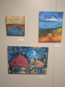 Drei verschiedene Bilder H&auml;ngen an einer Wand