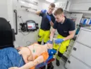 Einsatzkr&auml;fte im rettungswagen