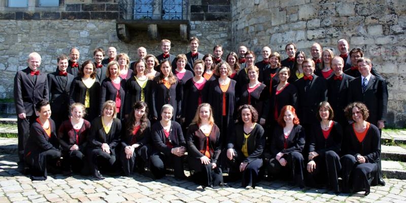 Gruppenaufnahme der Sängerinnen und Sänger vor einem historischen Gebäude