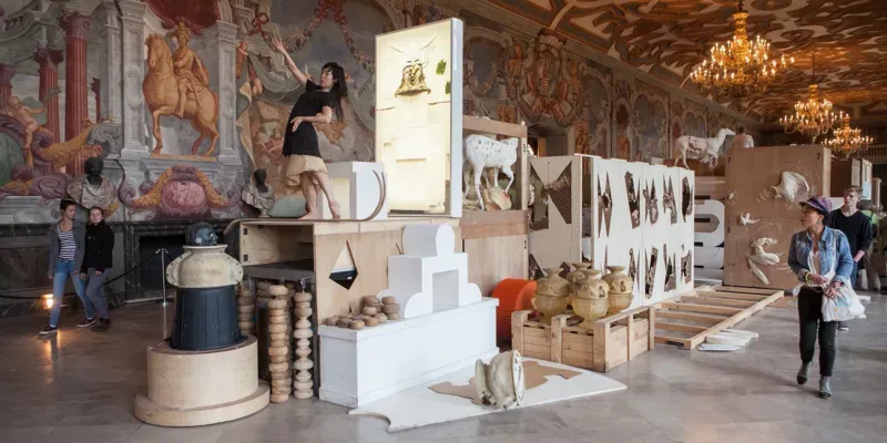 Menschen umwandern die Installation der Needcompany in der Galerie