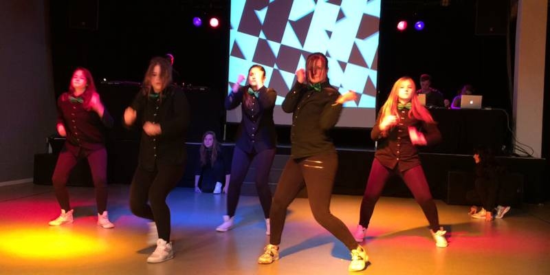 junge Mädchen tanzen auf einer Bühne zu Hip Hop Musik
