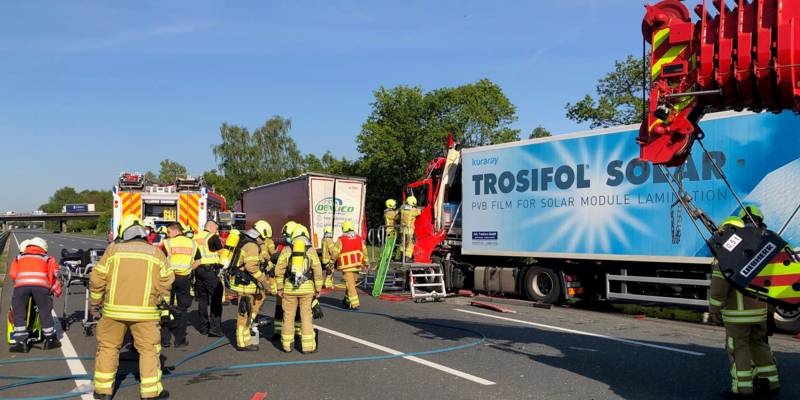 Einsatzkräfte der Feuerwehr Hannover bei einem Auffahrunfall zweier LKW auf der Bundesautobahn 2