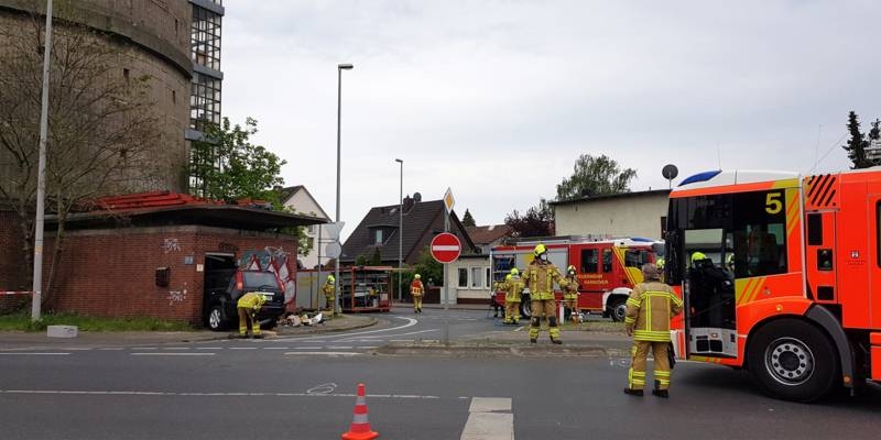 Einsatzkräfte der Feuerwehr Hannover bei einem Verkehrsunfall