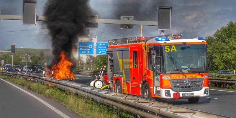 Ein Auto brennt auf der Autobahn