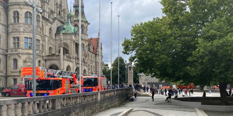 Die Feuerwehr Hannover steht vor dem Neuen Rathaus