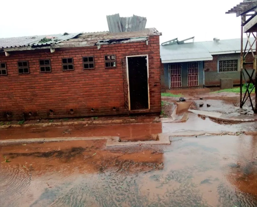 An einem Geb&auml;ude einer Primary School in Blantyre ist das Dach stark besch&auml;digt. Das Gel&auml;nde selber steht unter Wasser.