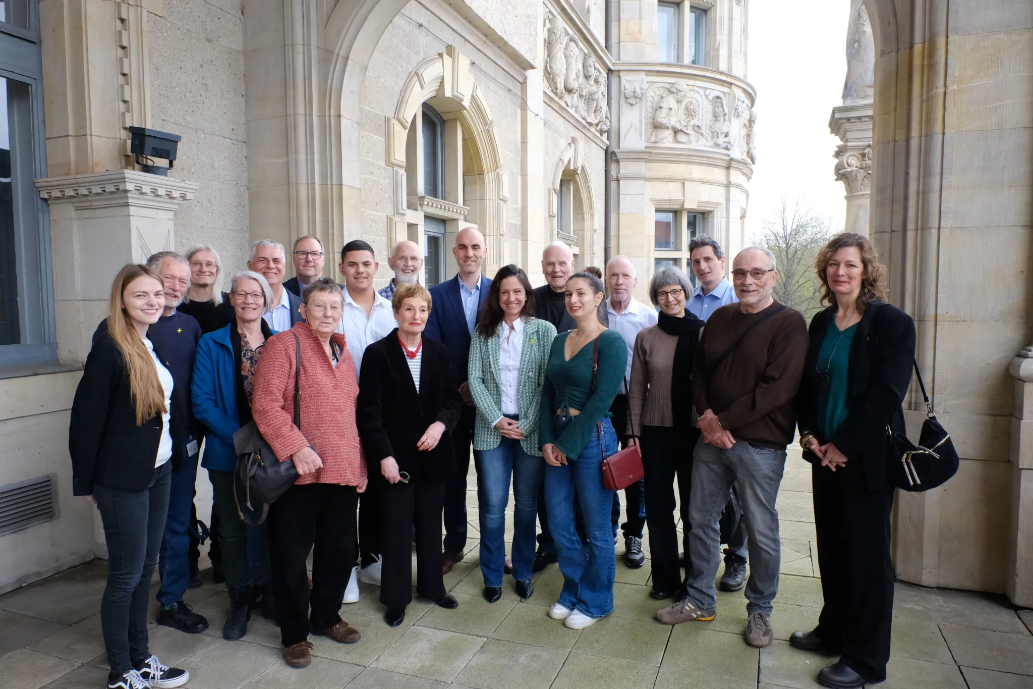 Angeh&ouml;rige ehemaliger hannoverscher Konzentrationslager mit Oberb&uuml;rgermeister Onay