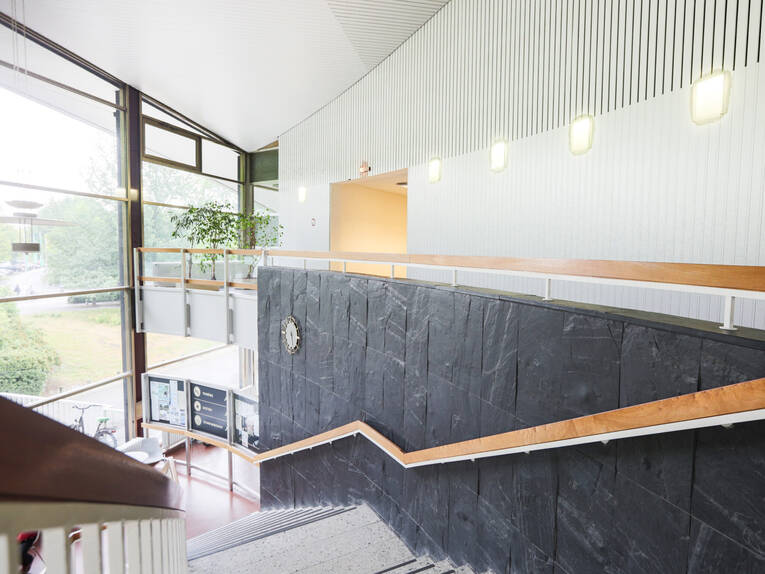 Stadionbad Treppenaufgang Zur Zuschauerbuhne Das Stadionbad Ein Uberblick 2017 Stadionbad Frei Und Hallenbader Bader Bilder Region Hannover Bilder 01 Data Neu Media Fluechtlinge