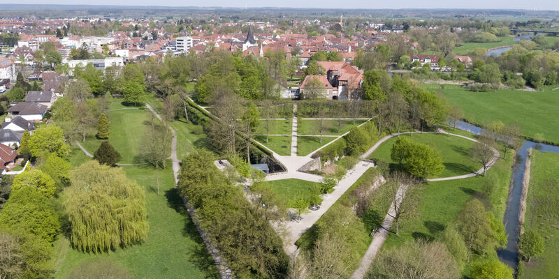 Schloss Landestrost mit Erichsberg | Das Grüne liegt so ...