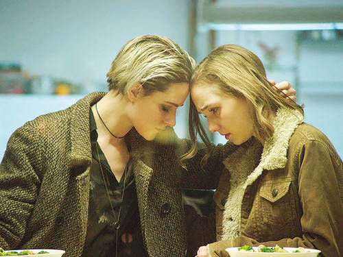 Laura (Evan Rachel Wood) und Eva (Julia Sarah Stone) sitzen am Tisch. Ihre Stirnen aneinander, sind sie sich ganz nah.