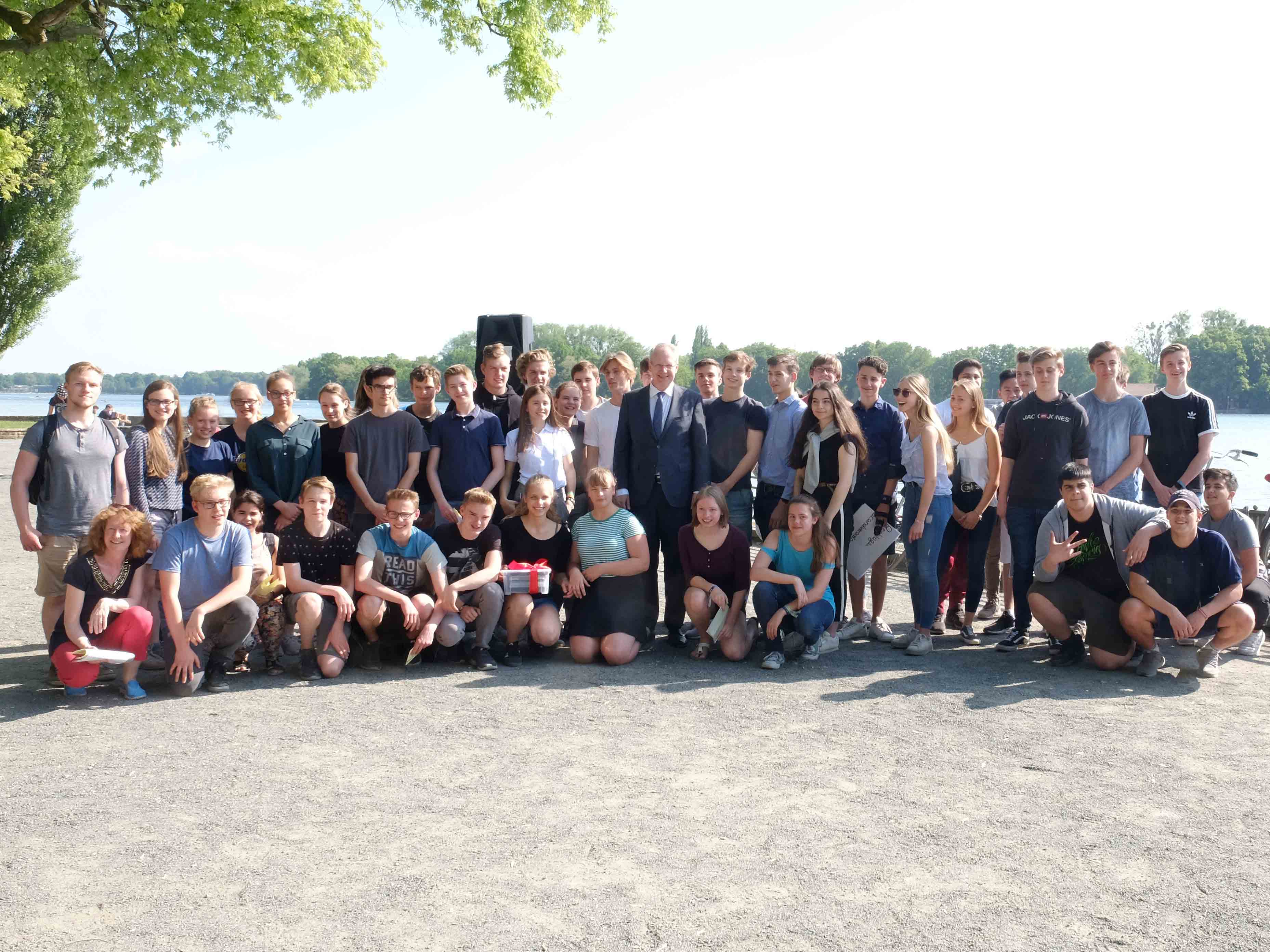 Oberbürgermeister Schostok mit den Schülerinnen und Schülern der Tellkampfschule