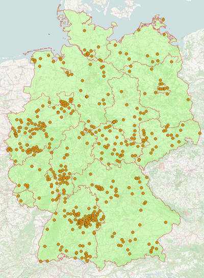 Auf der Karte Deutschlands sind die Städte, die sich am Netzwerk Mayors for Peace beteiligen, in orange markiert.