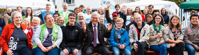 Gruppenfoto mit Bürgermeister Klaus Dieter Scholz und Akteuren der Fairen Woche