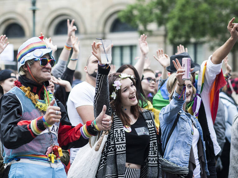 Menschen bei einem Straßenfest Menschen bei einem Straßenfest